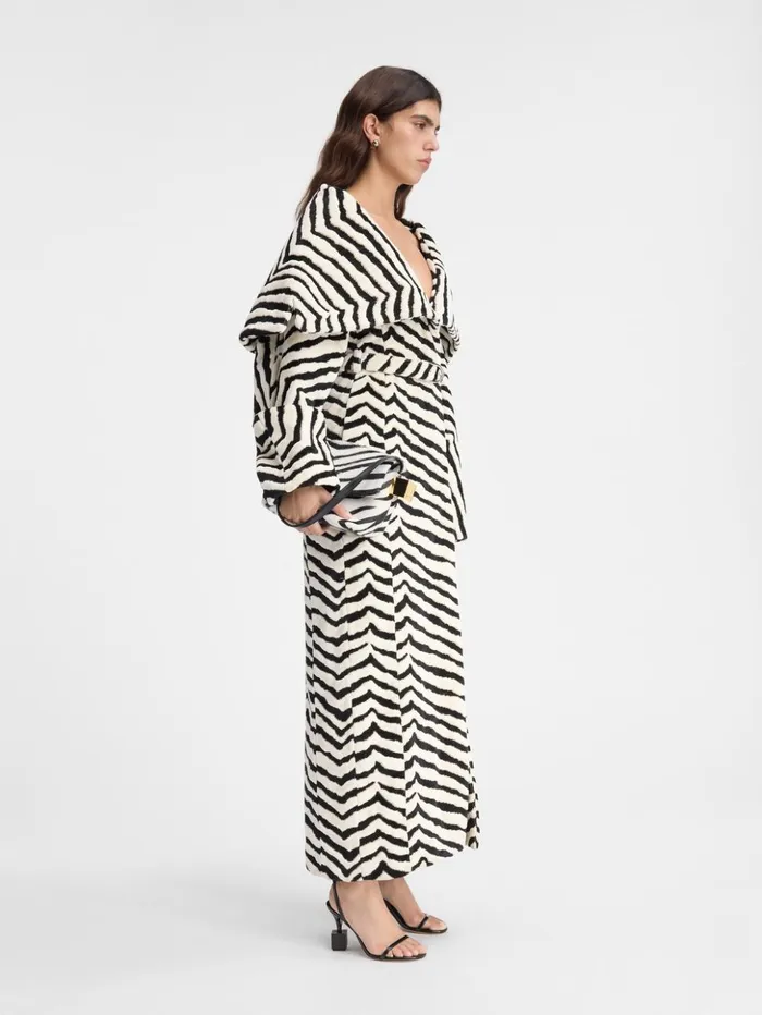Women Coats and Jackets JACQUEMUS The Caruso Coat Jacquard Zebra Velvelt Black Women Coats and Jackets JACQUEMUS The Caruso Coat Jacquard Zebra Velvelt Black